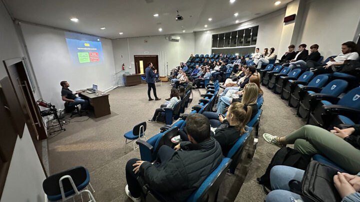 Deputado Gilson Marques palestra para alunos de Direito da Unidavi em Rio do Sul