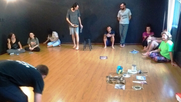 Oficinas de teatro do projeto “Construção de Personagens em Quatro Atos” chegam à Gaspar, Indaial e Salete, em abril e maio