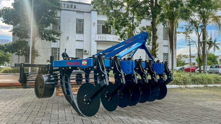 Departamento de Agricultura de Timbó adquire novo subsolador para patrulha mecanizada