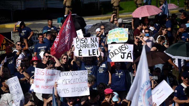Greve na Educação: Ato em Florianópolis reúne milhares de professores
