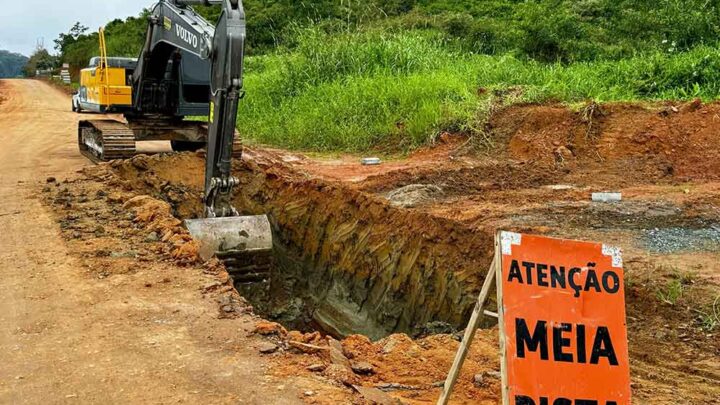 Timbó – Rua Erwin Haake começa a receber reforço para pavimentação