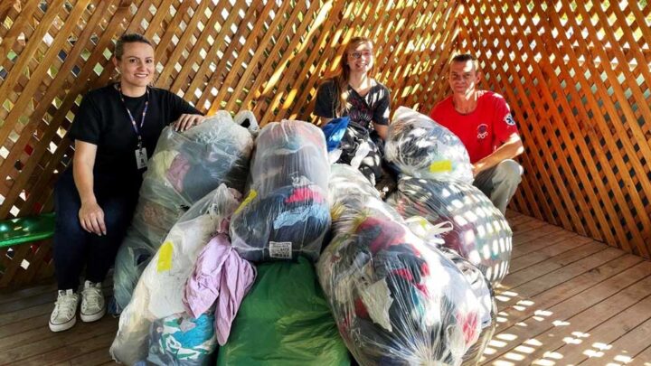 Empresa doa mais de 600 kg de malhas e roupas para entidades blumenauenses