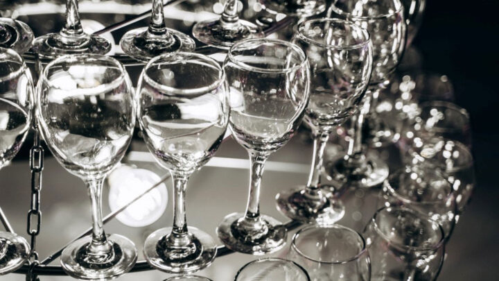 Enoteca Decanter Blumenau promove bazar de taças em prol das vítimas da enchente no Rio Grande do Sul