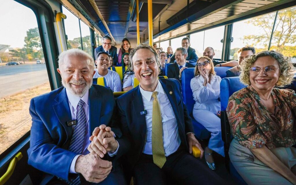 Ana Paula Lima garante 24 ônibus para municípios catarinenses Ana Paula Lima garante 24 ônibus para municípios catarinenses