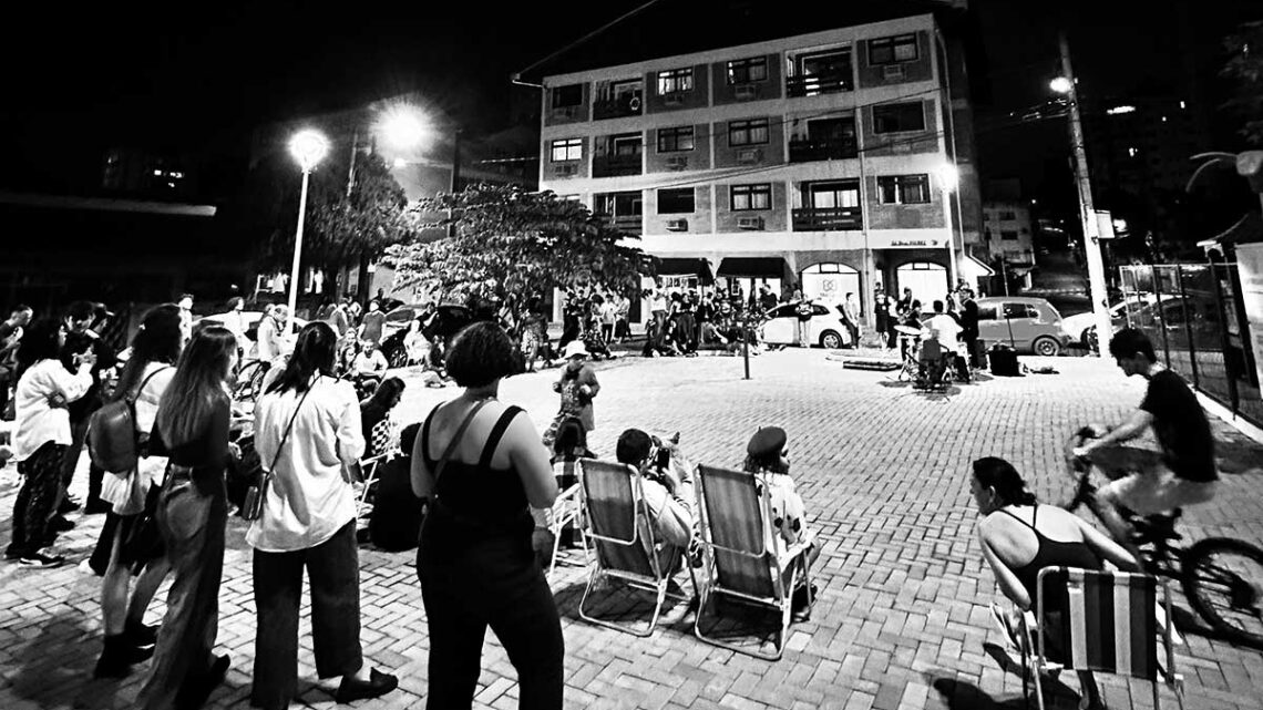 No dia 17 de julho, o Projeto Groove Urbano traz nova apresentação de música instrumental à praça em frente à galeria do Rui’s One Chair, em Blumenau No dia 17 de julho, o Projeto Groove Urbano traz nova apresentação de música instrumental à praça em frente à galeria do Rui’s One Chair, em Blumenau
