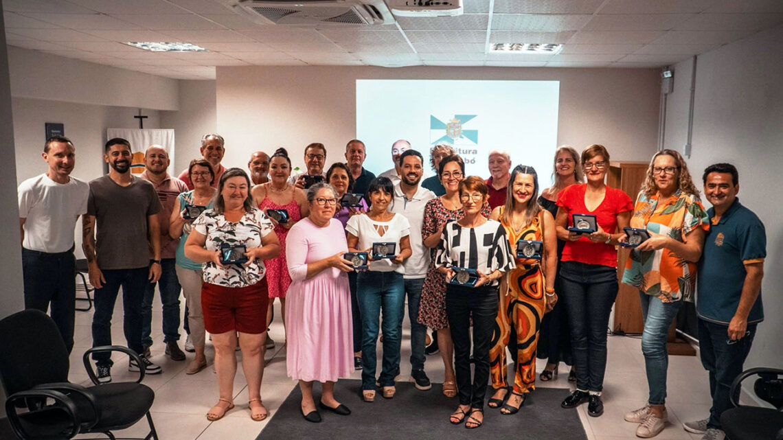 Servidores aposentados de Timbó recebem medalha Horácio Cristofolini Servidores aposentados de Timbó recebem medalha Horácio Cristofolini