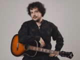 Cantor e compositor Léo Vieira