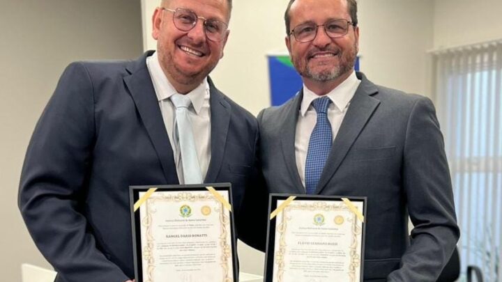 Prefeito eleito Flávio Buzzi discursa em nome dos diplomados em Timbó, Benedito Novo e Doutor Pedrinho