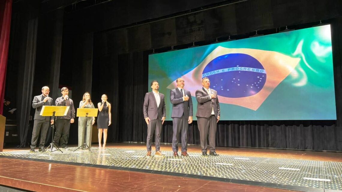Flávio Buzzi e Rangel Bonatti assumem a Prefeitura de Timbó em cerimônia marcada por emoção e compromissos com o futuro Flávio Buzzi e Rangel Bonatti assumem a Prefeitura de Timbó em cerimônia marcada por emoção e compromissos com o futuro