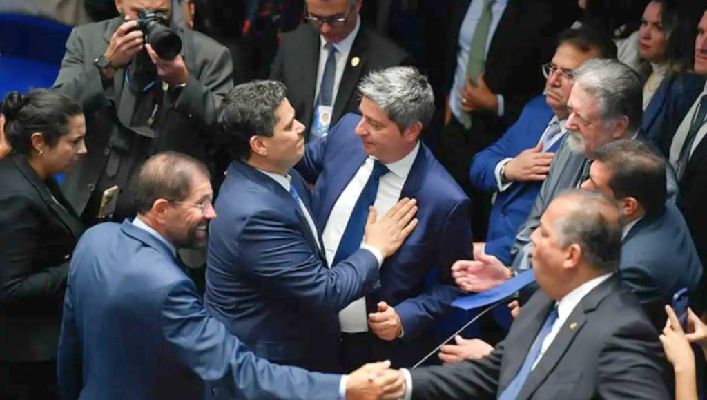 Política – Davi Alcolumbre(União Brasil-AP) é eleito novo presidente do Senado Política – Davi Alcolumbre(União Brasil-AP) é eleito novo presidente do Senado