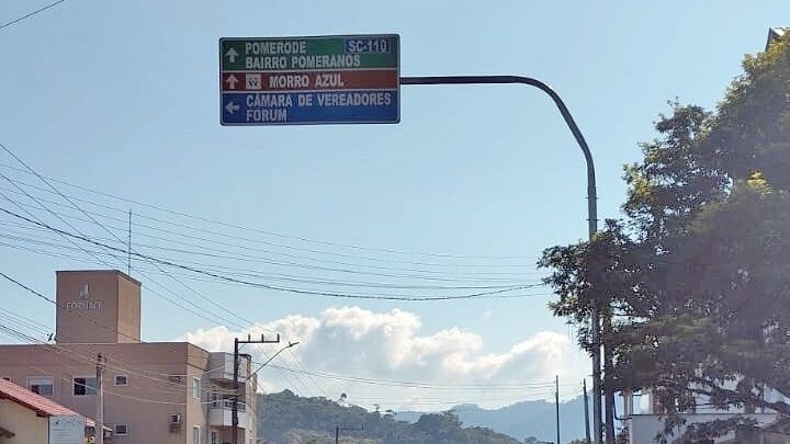 DEMUTRAM intensifica melhorias na sinalização viária de Timbó