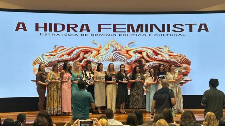Timbó – Suelen Lara recebe Medalha do Mérito Catarinense na II Conferência Antifeminista da ALESC