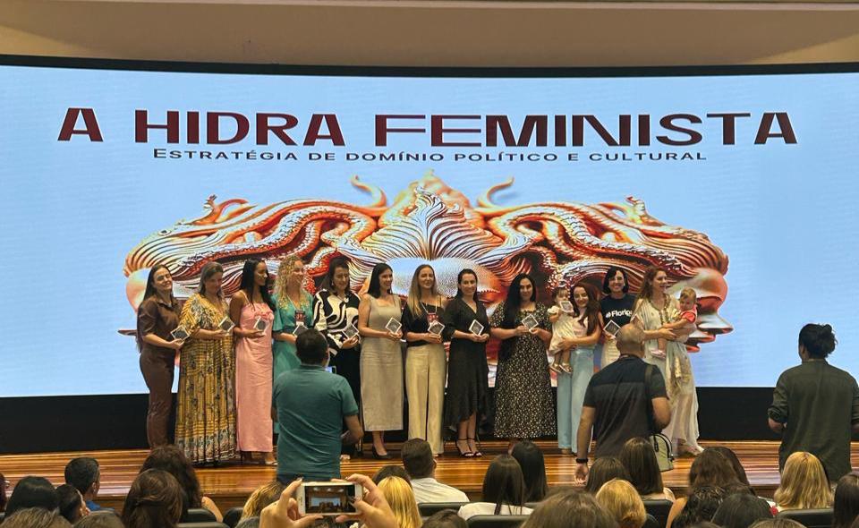 Timbó – Suelen Lara recebe Medalha do Mérito Catarinense na II Conferência Antifeminista da ALESC Timbó – Suelen Lara recebe Medalha do Mérito Catarinense na II Conferência Antifeminista da ALESC