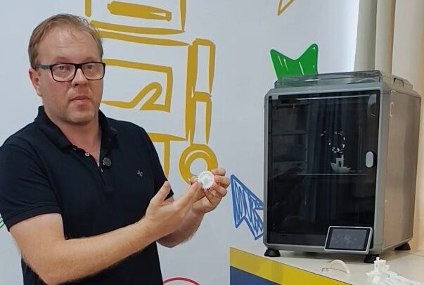 Escola Municipal Pe. Martinho Stein recebe equipamento para prototipagem 3D e fortalece ensino da cultura maker