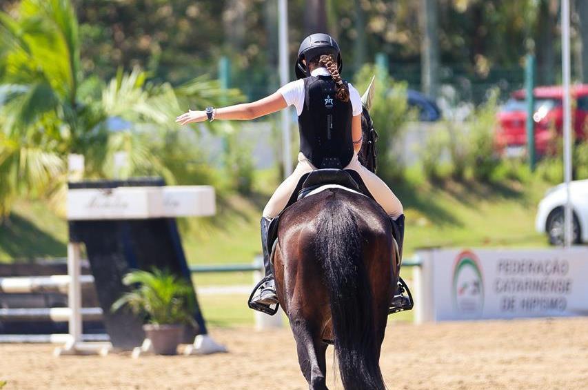 Expoville promove atividade de equitação para crianças e adultos neste domingo Expoville promove atividade de equitação para crianças e adultos neste domingo