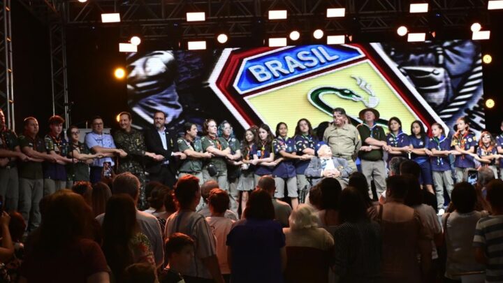 Mais de mil pessoas participam da emocionante homenagem aos 80 anos do fim da Segunda Guerra Mundial em Timbó