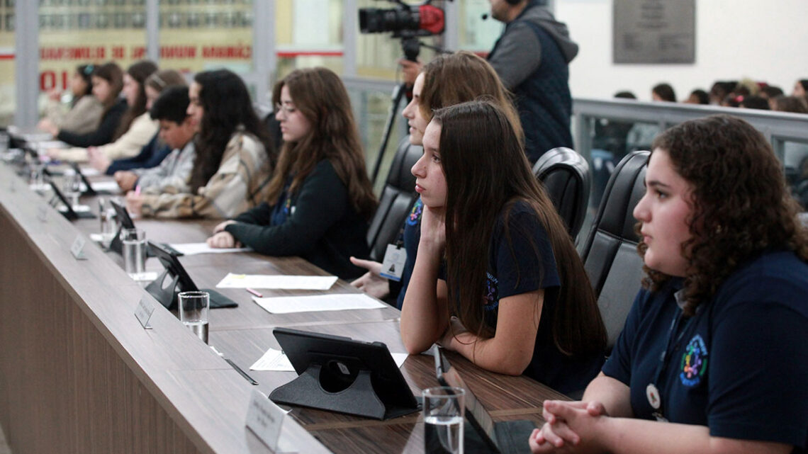 Câmara Mirim de Blumenau promove sessão com homenagens e participação ativa dos jovens vereadores