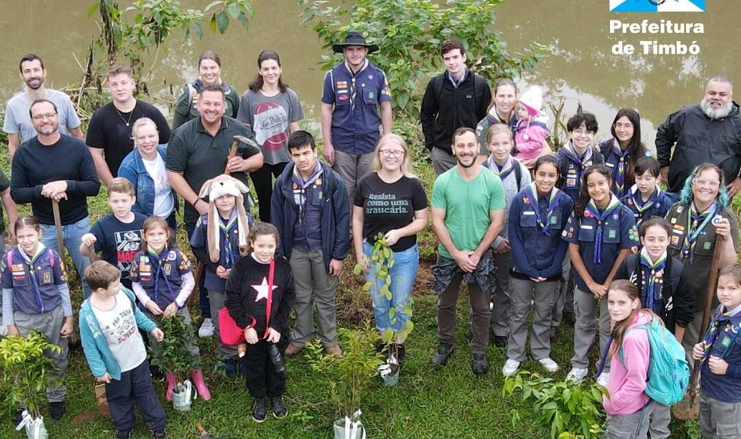 Timbó realiza ação de recuperação ambiental no Beco Pajé com plantio de mais de 90 árvores nativas