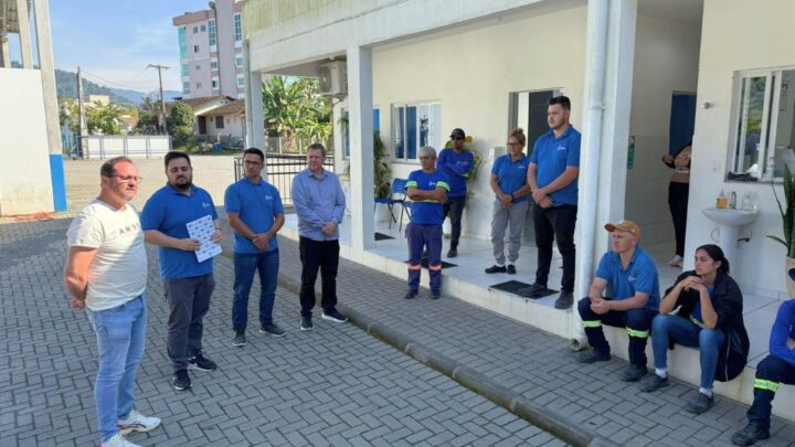 Com nova reforma, SAMAE de Timbó amplia salários de agentes de coleta