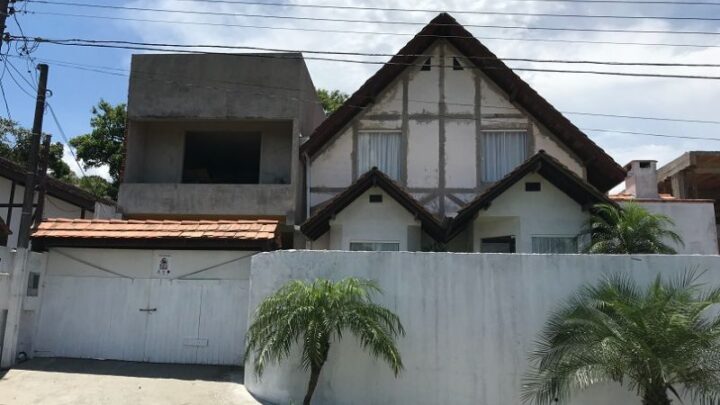 Casa em estilo enxaimel no bairro Badenfurt, em Blumenau (SC), vai a leilão nesta quinta-feira
