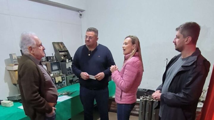Vice-prefeito de Timbó visita sede da ATRA e se surpreende com acervo histórico do radioamadorismo
