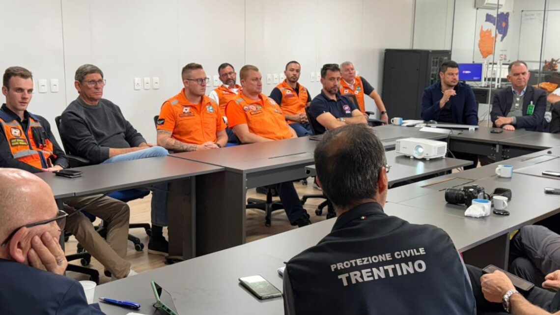 Defesa Civil de Timbó e Delegação Italiana de Trento Debatem Gestão de Riscos em Evento no CIGERD de Rio do Sul