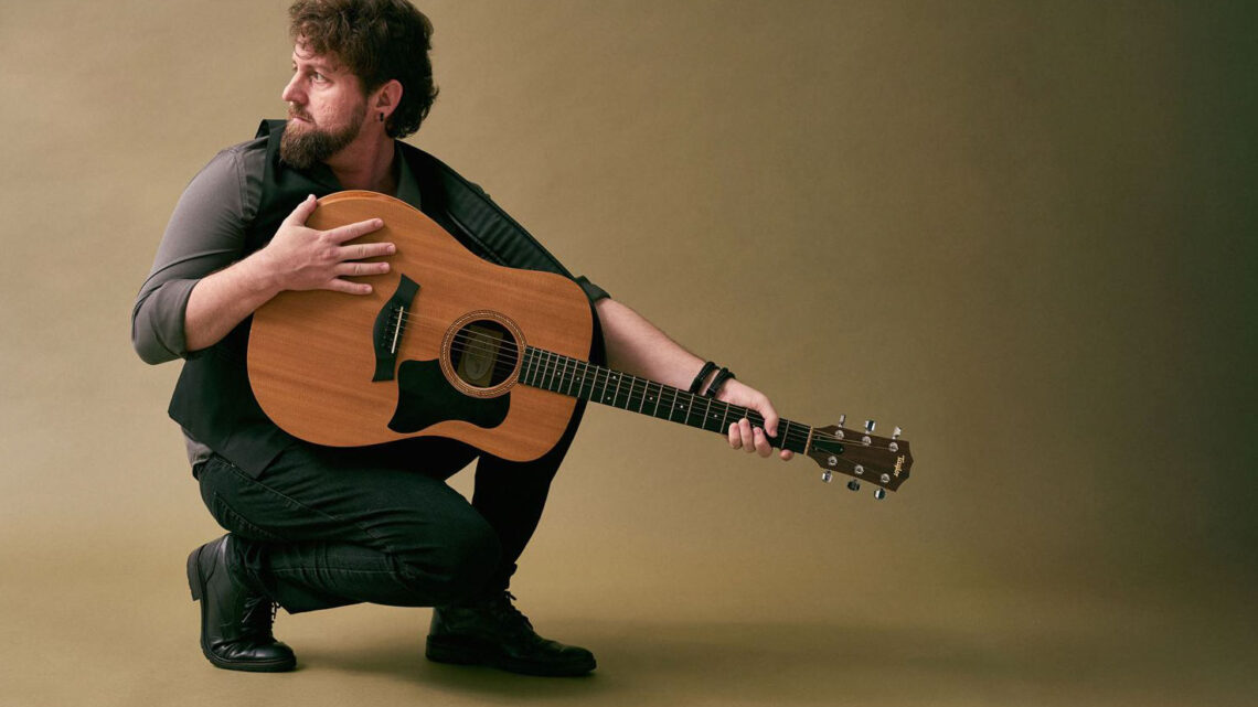 Romulo Carvalho retorna com o novo single Triste Canção abordando a infelicidade contemporânea