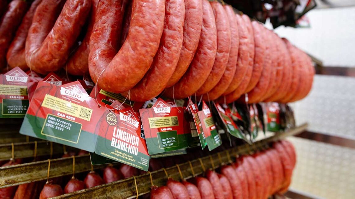 Novidade da Oktoberfest em 2025, Casa da Linguiça Blumenau terá marca que tem 90 anos de história ligada ao produto