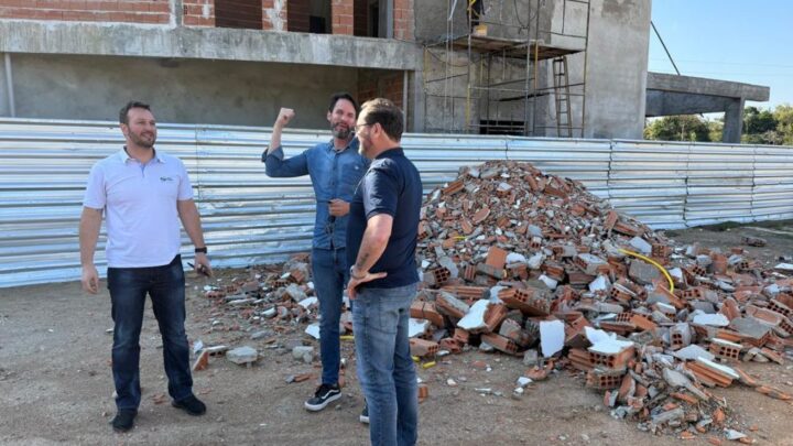 Comitiva da Prefeitura de Timbó faz vistoria em obras em andamento