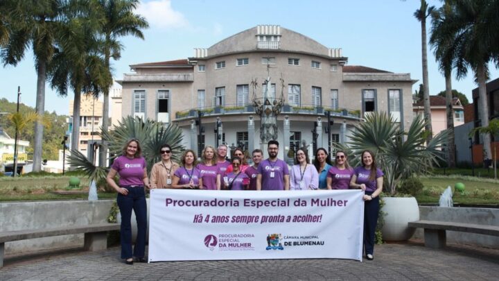 Câmara de Blumenau – Procuradoria da Mulher realiza ação de conscientização pelos quatro anos de atuação
