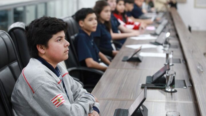 Sessão Mirim aborda combate à violência, desigualdade social e aprova requerimentos sobre melhorias em escolas