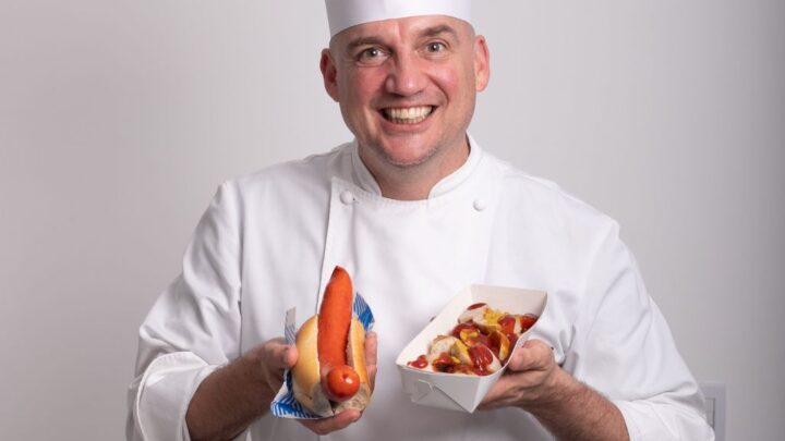 Chef alemão traz à Oktoberfest Blumenau a tradição da autêntica Bratwurst