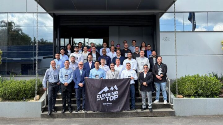 ​​Empresa blumenauense recebe representantes de 11 países da América Latina e segue os planos de expansão