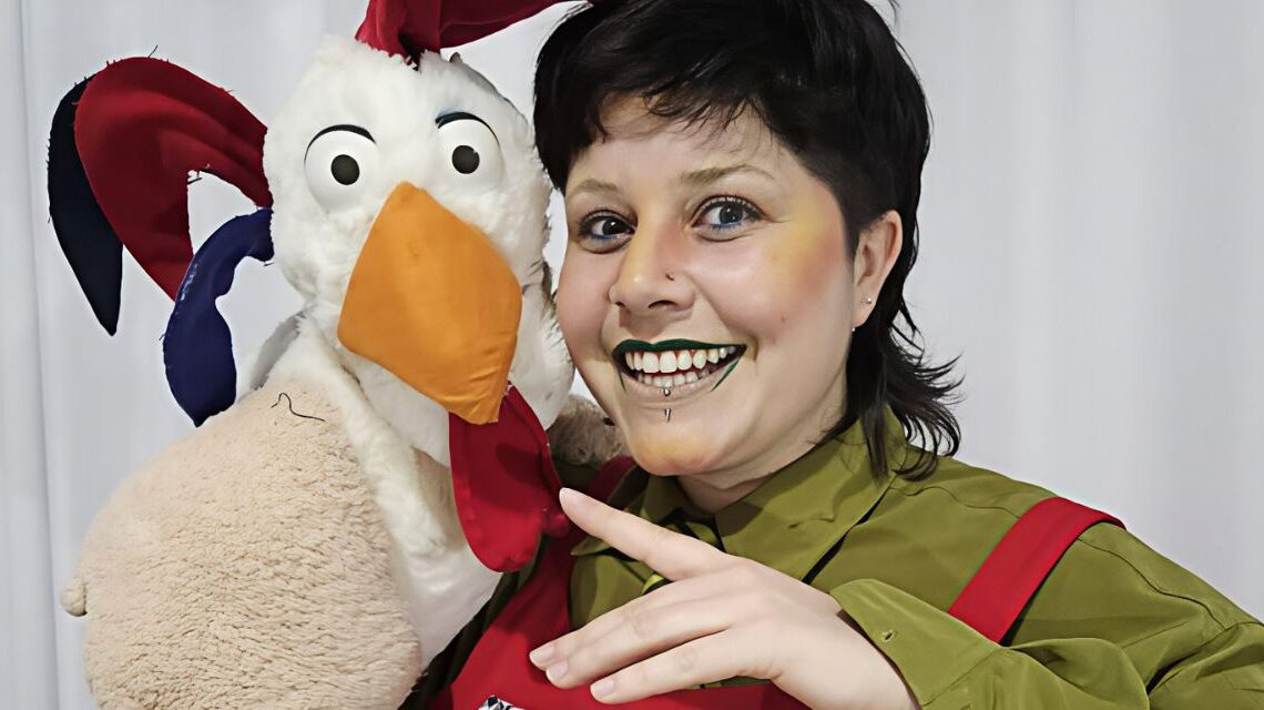 ARTES CÊNICAS – “Causos do Galo”: contação de história estreia em Brusque com audiodescrição integrada para pessoas com deficiência visual