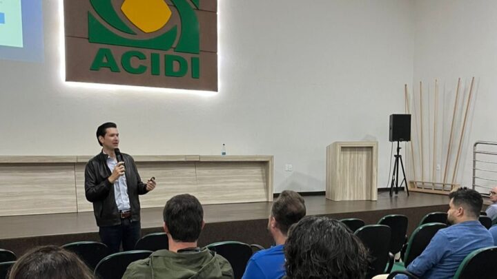 Deputado Gilson Marques fala sobre situação econômica do país e apresenta o “Sem Barganha” na ACIDI, em Indaial