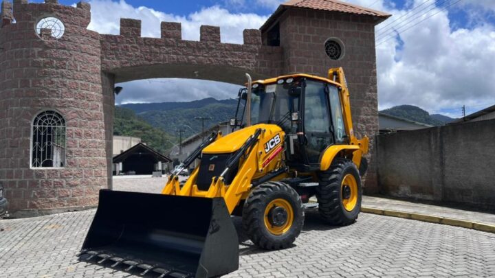 Nova Retroescavadeira Reforça o Setor de Obras de Rodeio