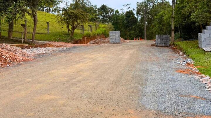 Pavimentação da Rua dos Atiradores avança em Pomerode