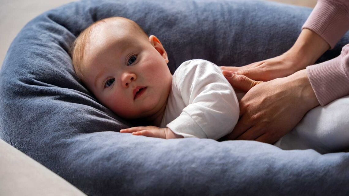 Cólicas em bebês: especialista ensina manobras eficazes que trazem alívio Cólicas em bebês: especialista ensina manobras eficazes que trazem alívio