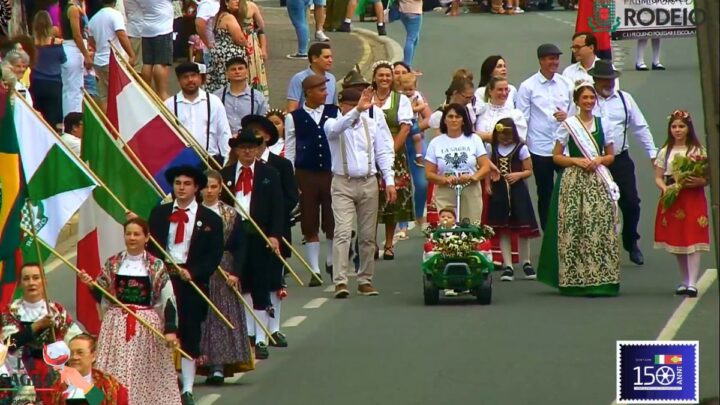 Desfile dos 150 anos da Imigração Italiana em Rodeio reúne grande público mesmo sob chuva