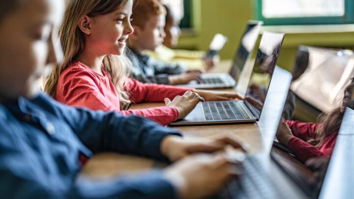 Educação digital passa a ser obrigatória nos municípios em 2026