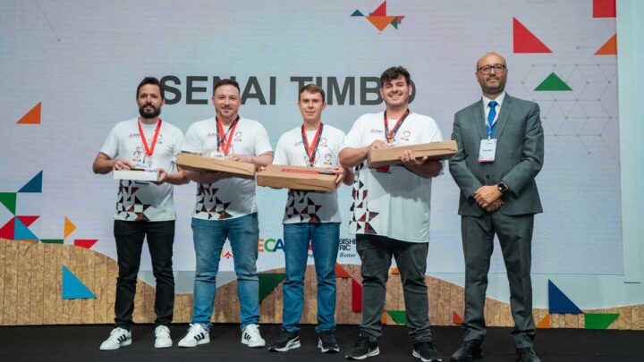 Invenção de alunos do SENAI Timbó vence prêmio nacional com tecnologia para limpeza de rios