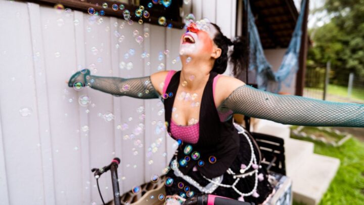 Intervenções do projeto Volto Logo: Traquitanas e Traquinagens da Palhaça Cachaça chegam a Guabiruba, Blumenau e Timbó a partir deste mês