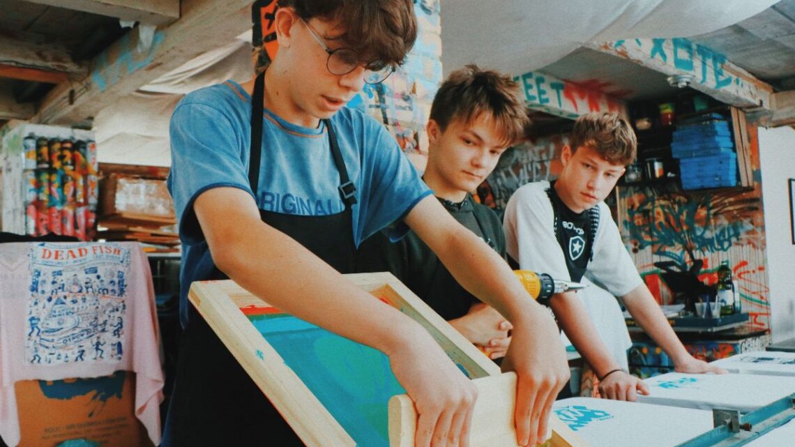 Rio do Sul – Oficina difunde a serigrafia como arte visual e opção de renda