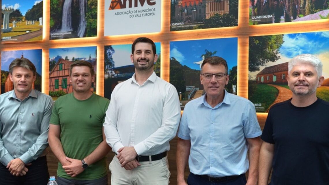 André Vechi, prefeito de Brusque, será presidente da Amve 2026