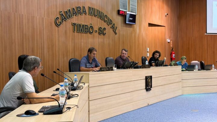 Câmara de Timbó discute alteração na lei que proíbe o consumo de fumígenos em parque e praças da cidade