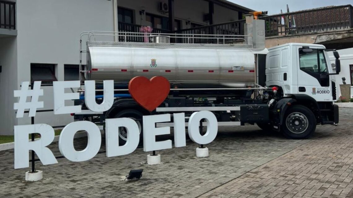 Rodeio recebe novo caminhão-pipa para reforçar serviços públicos e atendimento à população