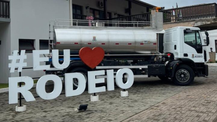 Rodeio recebe novo caminhão-pipa para reforçar serviços públicos e atendimento à população