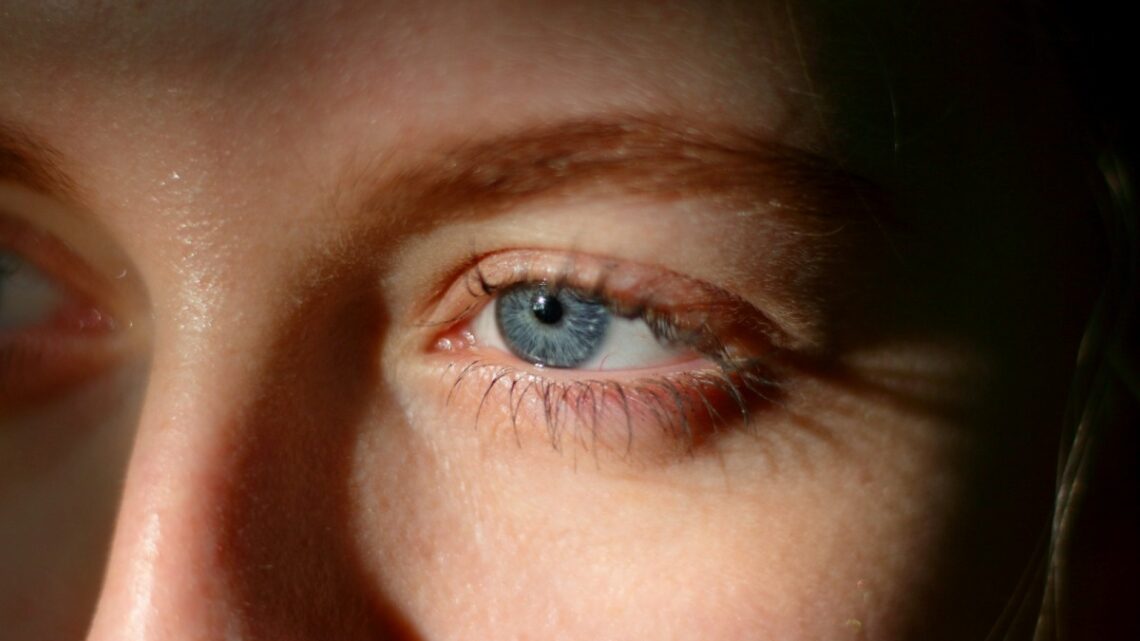 Quando os hormônios mexem com os olhos: o que muda na visão ao longo da vida da mulher