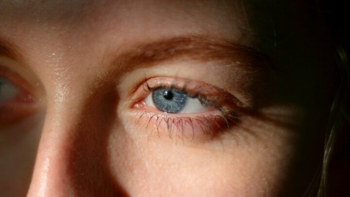 Quando os hormônios mexem com os olhos: o que muda na visão ao longo da vida da mulher