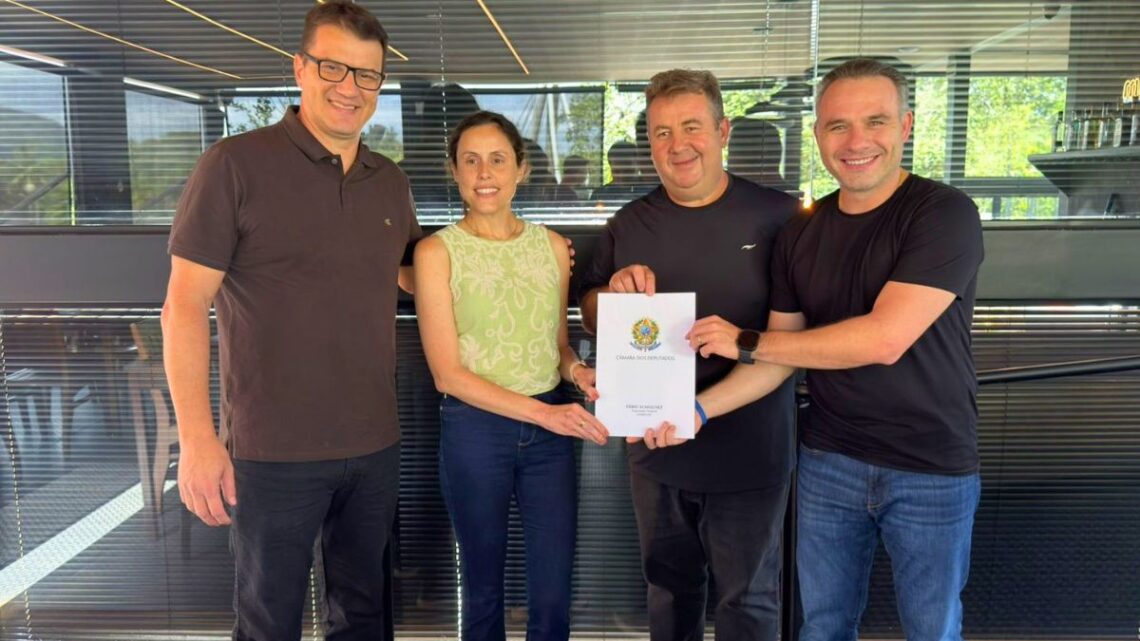 Deputado Fábio Schiochet garante R$ 1 milhão para a saúde de Timbó e reforça apoio ao esporte local